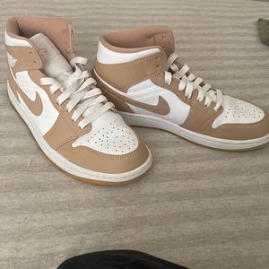 tan jordan 1’s